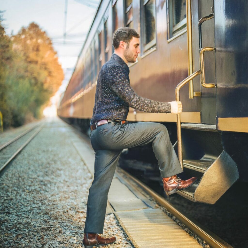 un entrepreneur prend la décision de suivre la thérapie et monte dans un train