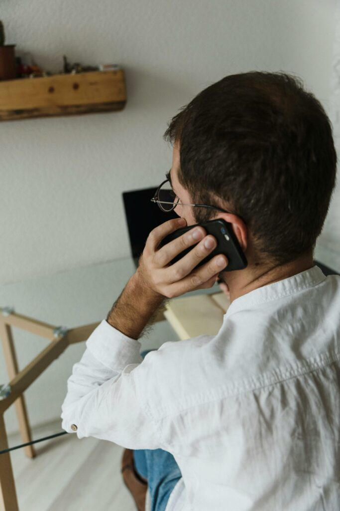 Appel téléphonique d'un entrepreneur qui ressent du stress, de la peur et angoisse