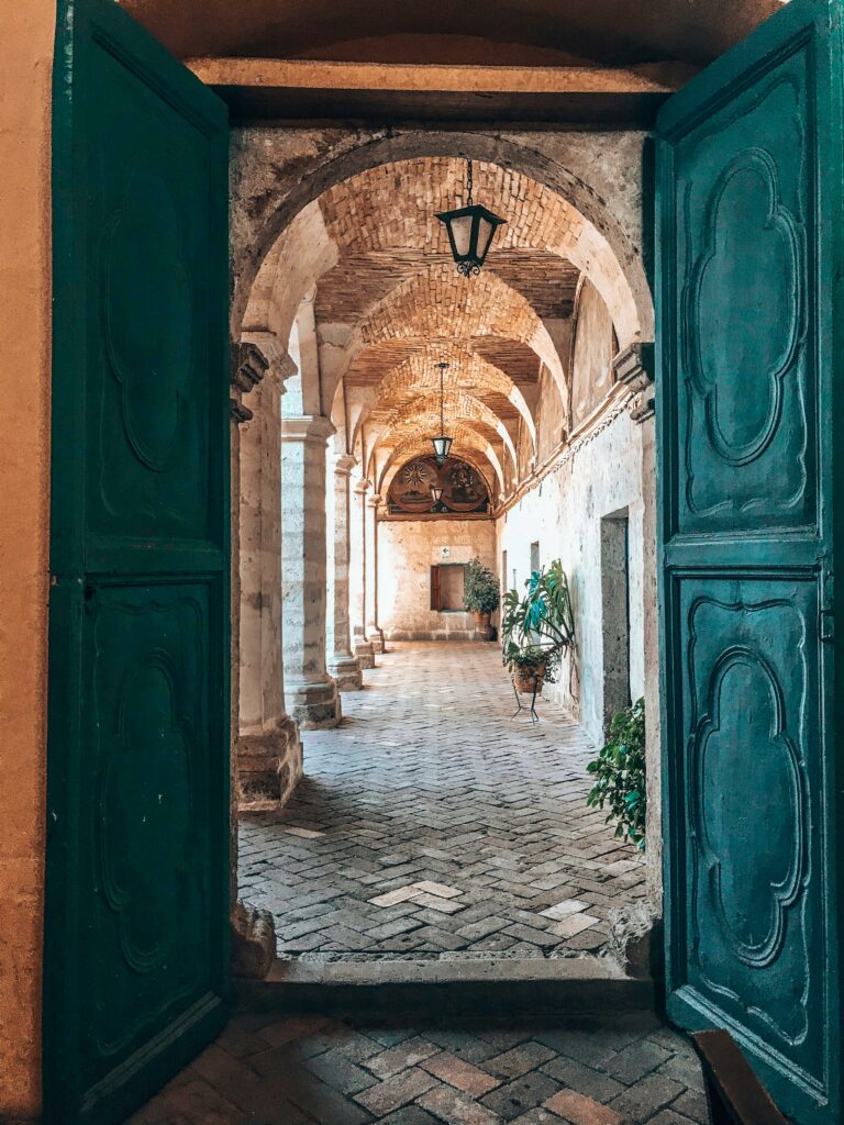 porte d'un château ouverte donnant une impression de zénitude